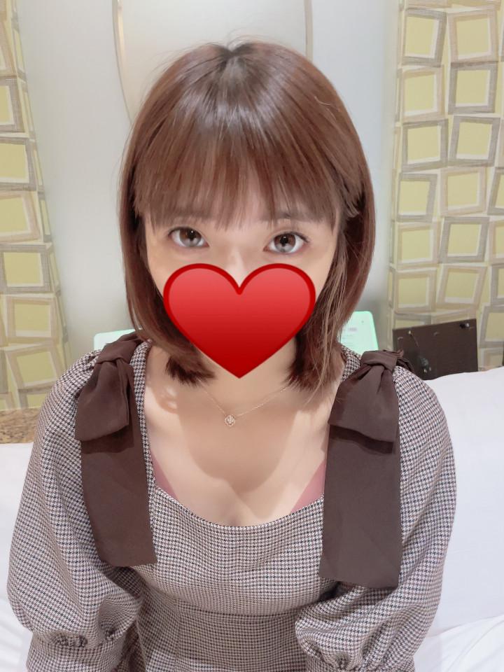 睨んでるみたい笑